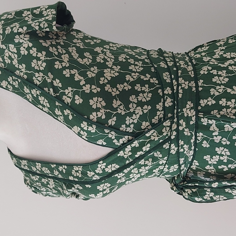 Urban Outfitters Kimchi Blue Rita Green Clover Floral Wrap Mini Dress XS (10) - Picture 5 of 15